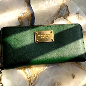 MICHEAL KORS OLIVE GREEN FULL WALLET